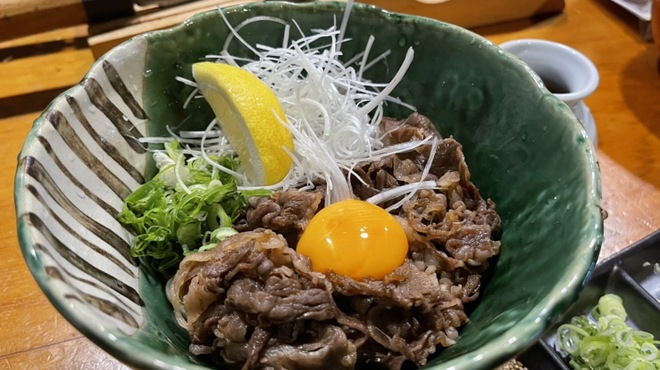 卵黄をのせた牛肉のご飯もの